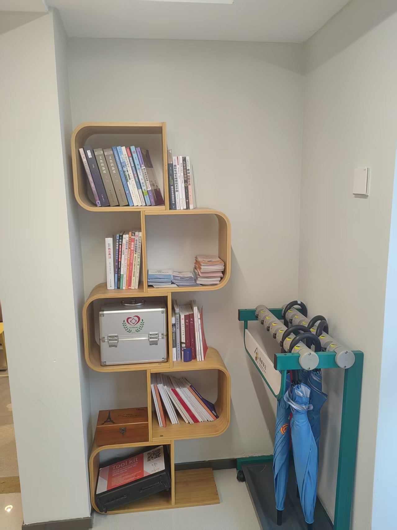 Rider-station learning corner with books and equipment
